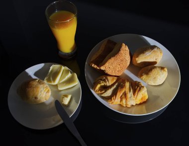 Ekmek, peynir ve bir bardak meyve suyu ile tabaklar