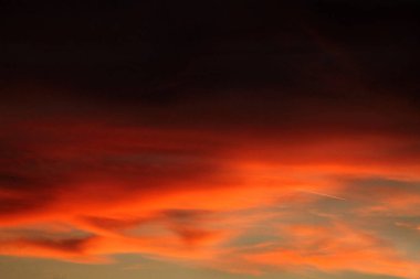 Gök gürültülü fırtına öncesi akşam saatlerinde bulutların resmi.