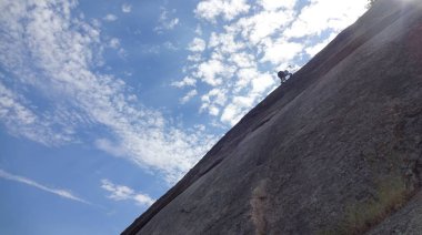  Dağcı bir çocuğun fotoğrafı.                              