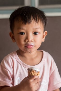 genç çocuk dondurma yüz yakın çekim yemek