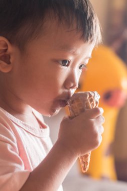 genç çocuk dondurma yüz yakın çekim yemek