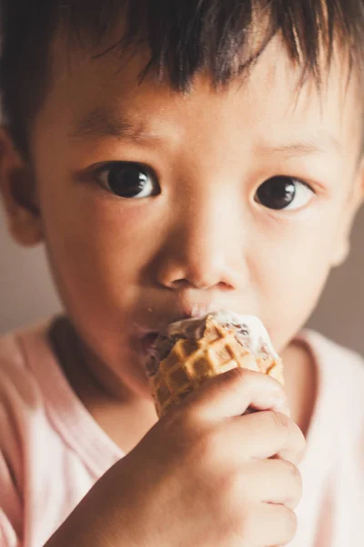 Giovane ragazzo mangiare gelato faccia primo piano — Foto Stock