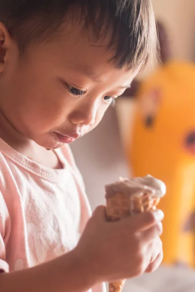 Giovane ragazzo mangiare gelato faccia primo piano — Foto Stock