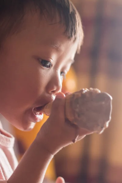 Giovane ragazzo mangiare gelato faccia primo piano — Foto Stock