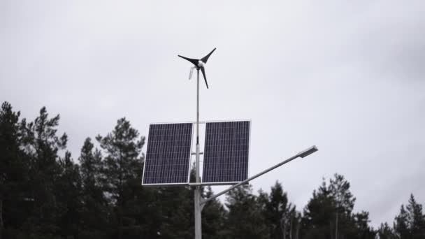 Sonnenkollektoren und eine kleine Windkraftanlage zur Erzeugung umweltfreundlicher Energie — Stockvideo