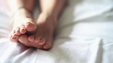 Zor bir günün ardından ayak yorgunluğu ve rahatlatıcı masaj.
