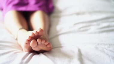 Bir kadın onun yorgun, boğaz ayak alt massaga.