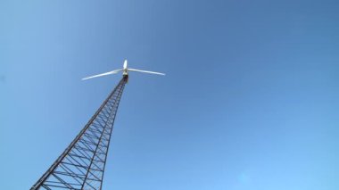 Çalışan yel değirmeni türbini, yenilenebilir çevre dostu güç kaynakları. Güçlü rüzgarları olan ülkelerin enerji eko sistemi.