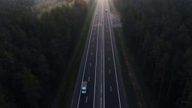 Lojistik şirketi malları teslim ediyor. Posta teslimi.