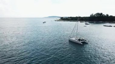 Demirli Katamaran Yat Ayakta Havadan Görünümü ve insanlar güvertesinde Güneşlenme olabilir.