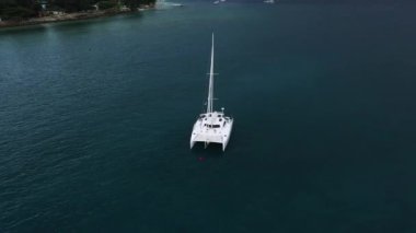 Demirli Katamaran Yat Ayakta Havadan Görünümü ve insanlar güvertesinde Güneşlenme olabilir.