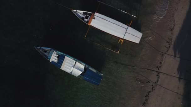 Vue aérienne par drone des bateaux ancrés dans la baie avec de l'eau claire et turquoise .