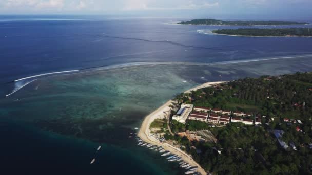 Vue aérienne par drone des bateaux ancrés dans la baie avec de l'eau claire et turquoise .