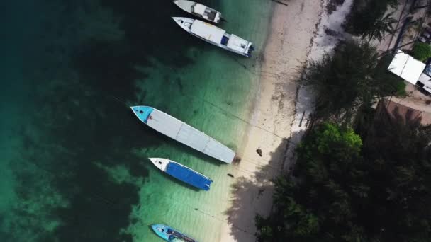 Vista aérea de drones de barcos anclados en la bahía con agua clara y turquesa . — Vídeos de Stock