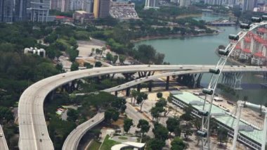 megapolis trafik ile karayolu, karmaşık meşgul kavşak yol kavşağı ve yeşil alanlar ortaya koymaktadır.