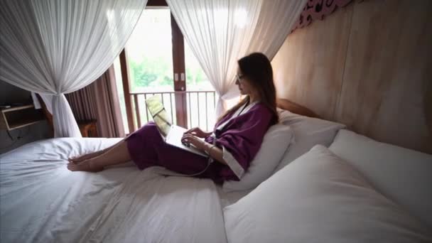 Ελκυστική νεαρή γυναίκα με μπουρνούζι είναι συνομιλία στο διαδίκτυο — Αρχείο Βίντεο