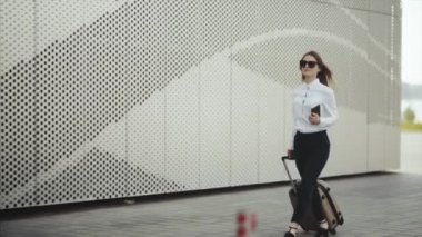 Kadın bavulunu havaalanında bir çağrı var