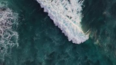 Kayalık kıyı şeridi üzerinde çökmesi okyanus dalgaları soyut havadan görünümü