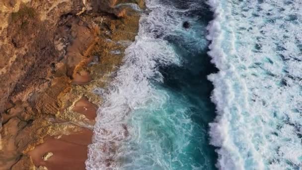 Vista aerea astratta delle onde oceaniche che si infrangono sulla costa rocciosa — Video Stock