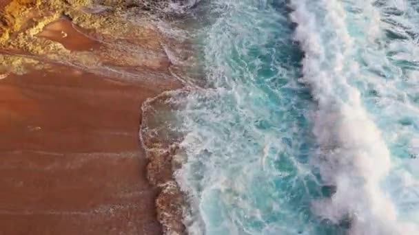 Vista aérea abstrata das ondas do oceano que colidem na costa rochosa — Vídeo de Stock