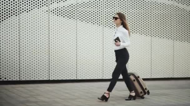 Mulher tem uma chamada com sua bagagem no aeroporto — Vídeo de Stock