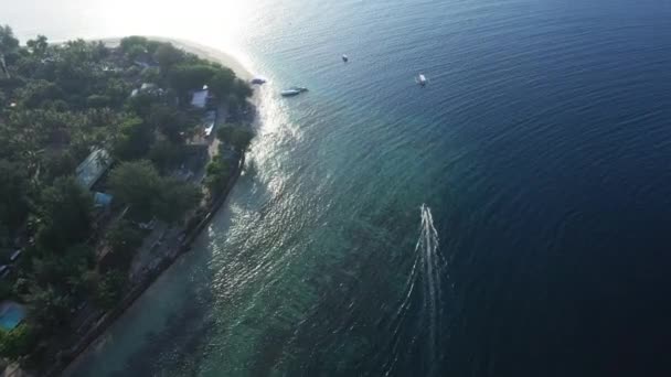 明確でターコイズブルーの水で湾に停泊するボートの空中ドローンビュー. — ストック動画