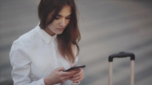 Shopping mall woman uses application. — Stock Video