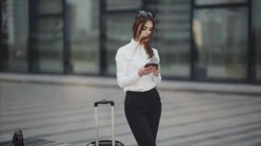 Onun oğlu iade çevrimiçi kayıt Havaalanı salonunda cep telefonunda kadınla.