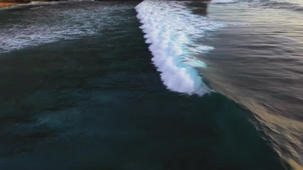 Abstrakte Luftaufnahme von Meereswellen, die auf felsige Küste krachen — Stockvideo