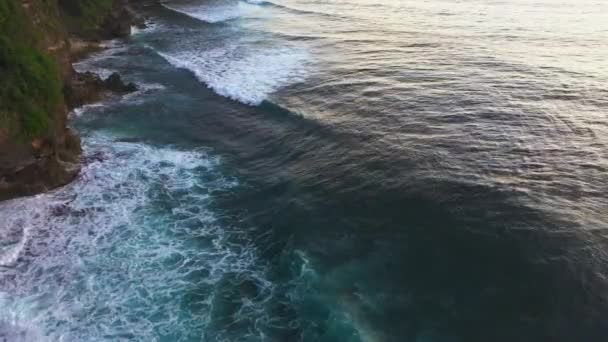 Vue aérienne abstraite des vagues océaniques qui s'écrasent sur un rivage rocheux — Video