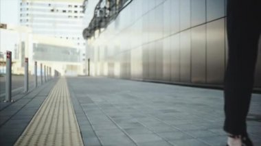 Başarılı kız bagaj talep alanında tekerlekler üzerinde bir bavul rulo.