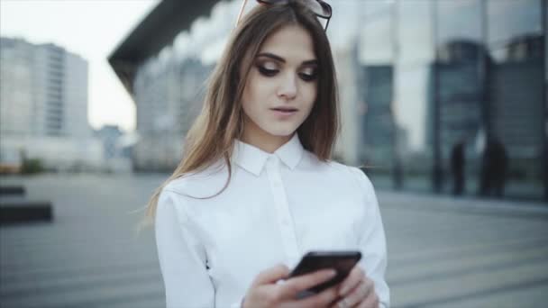 Text meddelandet i Messenger eller sociala nätverk, chat. Timlider försöker checka in för en flygning genom en mobil applikation. — Stockvideo