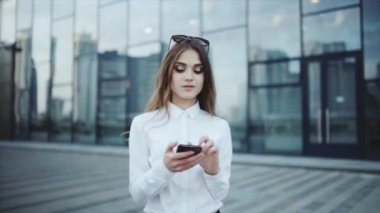 Mesaj mesaj haberci veya sosyal ağ, sohbet metin. Timlider bir mobil uygulama üzerinden bir uçuş için kontrol etmeye çalışıyor.