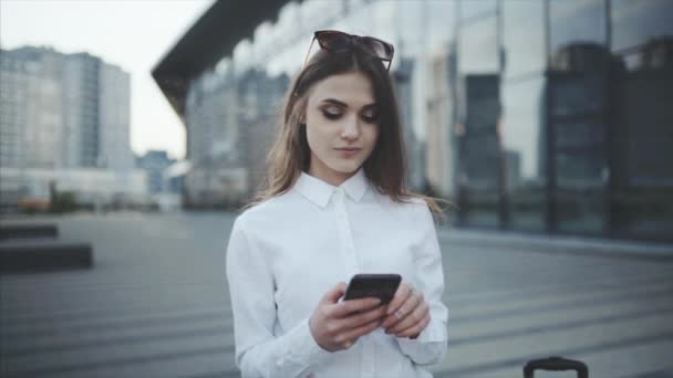 Texto a mensagem no mensageiro ou rede social, bate-papo. Timlider está tentando fazer o check-in para um voo através de um aplicativo móvel . — Vídeo de Stock