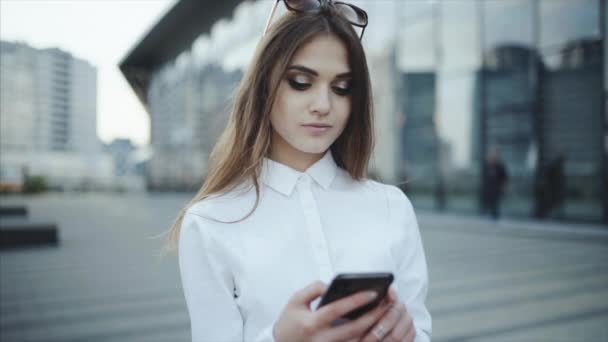 Testo del messaggio nel messaggero o social network, chat. Timlider sta cercando di effettuare il check-in per un volo attraverso un'applicazione mobile . — Video Stock