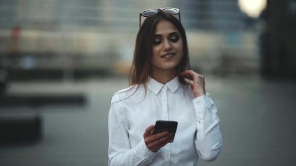 Tekst het bericht in de Messenger of sociale netwerk, chatten. Timlider probeert in te checken voor een vlucht via een mobiele applicatie. — Stockvideo