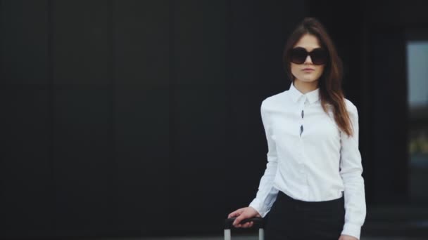 Elegante donna di successo con valigia in attesa di taxi . — Video Stock