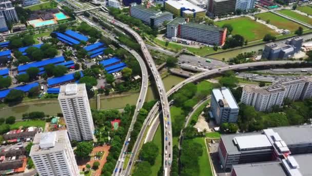 Imagens aéreas panorâmicas de uma enorme rede de viadutos, junções, cruzamentos, estradas, pontes etc em Zhengzhou, China urbana . — Vídeo de Stock