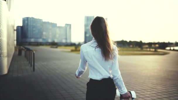 Zelfverzekerd vrouw gaat naar een taxi of het openbaar vervoer te stoppen. — Stockvideo