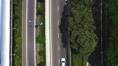 megapolis trafik ile karayolu, karmaşık meşgul kavşak yol kavşağı ve yeşil alanlar ortaya koymaktadır.
