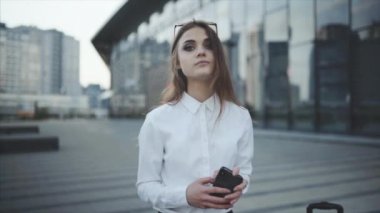 Mesaj mesaj haberci veya sosyal ağ, sohbet metin. Timlider bir mobil uygulama üzerinden bir uçuş için kontrol etmeye çalışıyor.