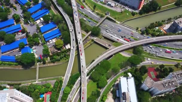 Images aériennes panoramiques d'un énorme réseau de survols, jonctions, intersections, routes, ponts, etc à Zhengzhou, Chine urbaine . — Video