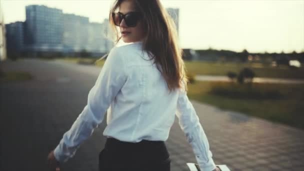 Confident woman goes to a taxi or public transport stop. — Stock Video