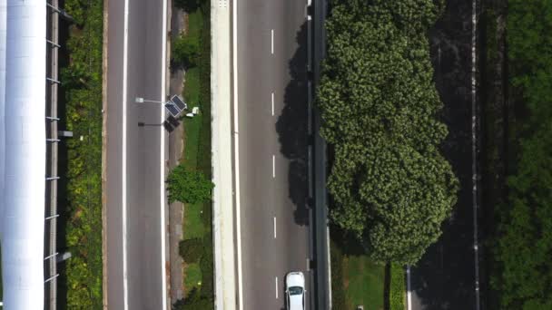 Autoroute avec la circulation à mégapole, révèle carrefour routier occupé complexe carrefour et champs verts . — Video