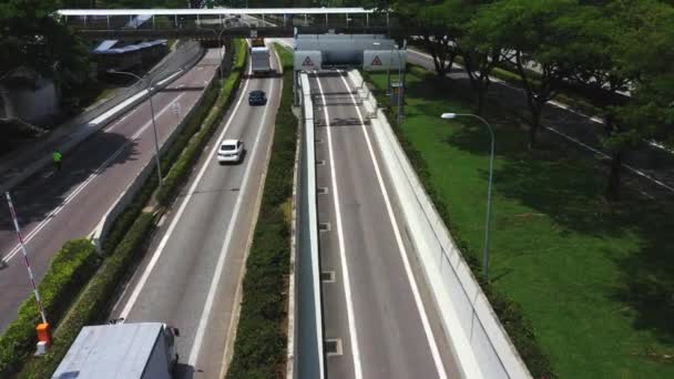 メガポリスの交通量の高速道路は、複雑な忙しいジャンクション道路の交差点と緑のフィールドを明らかにします. — ストック動画