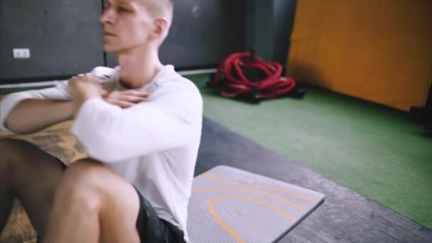 Intermediate geen equipmetn inspanning tot uithoudingsvermogen, Sit ups. — Stockvideo