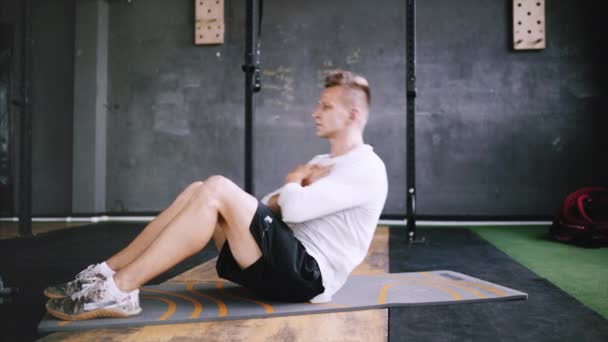 Intermediate geen equipmetn inspanning tot uithoudingsvermogen, Sit ups. — Stockvideo