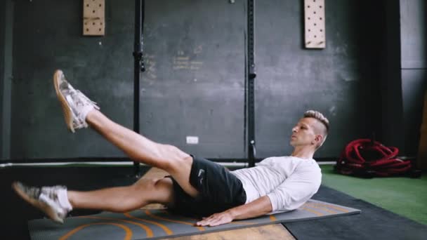 Intermediate geen equipmetn inspanning tot uithoudingsvermogen, Sit ups. — Stockvideo