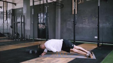 Ara no equipmetn dayanıklılık için exersize, up sit.