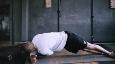 Ara no equipmetn dayanıklılık için exersize, up sit.